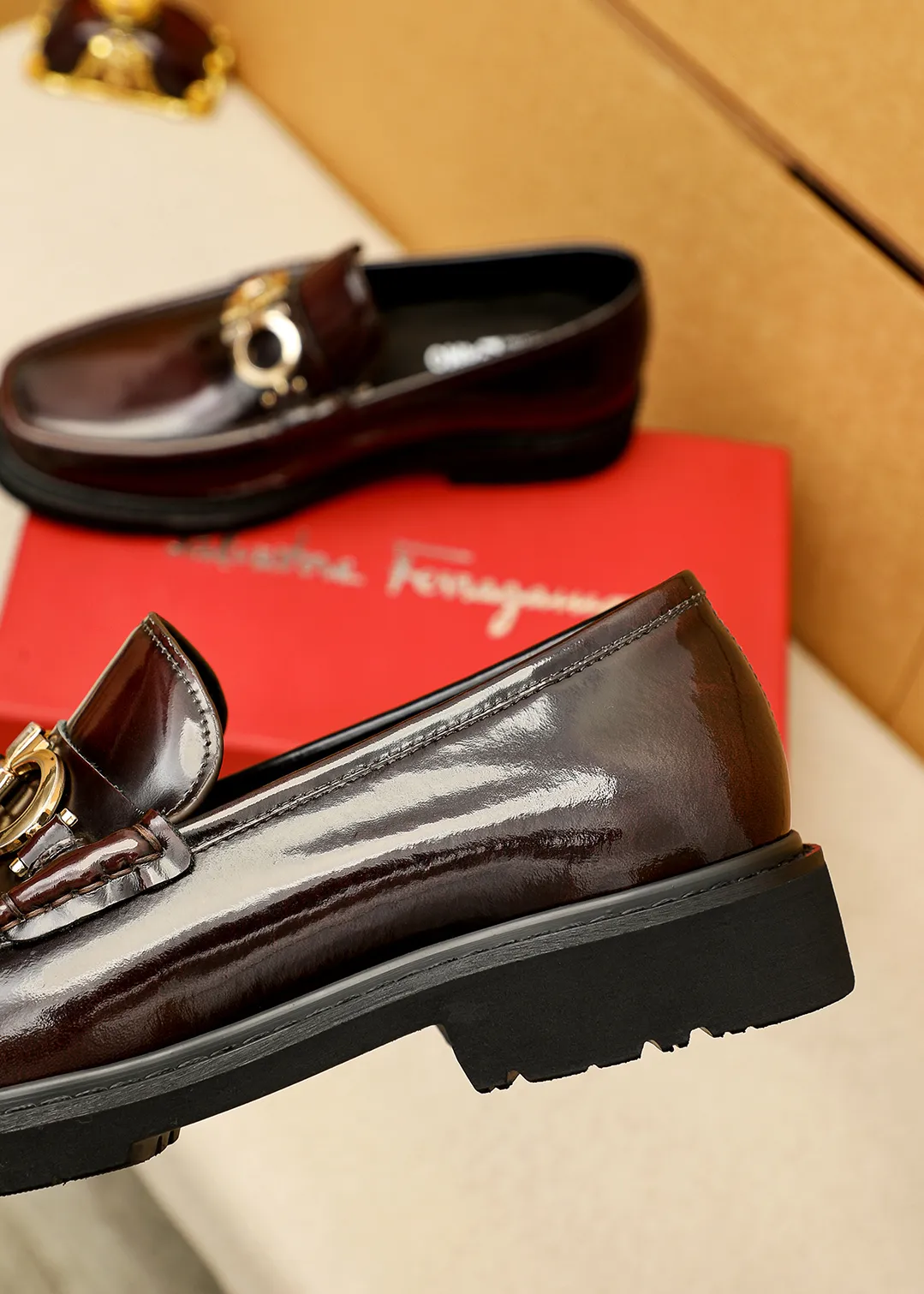 Men's shoes 💰520 💐 Product trademark: Ferragamo "Ferragamo" casual leather shoes Regular size: 38-44 (45.46🉑️customized) Product materials: Selected imported first-layer open-edge beaded cowhide leather upper + original hardware buckle, imported water-dyed cowhide leather lining. Strong three-dimensional visual effect, original outsole color: 1⃣️color optional